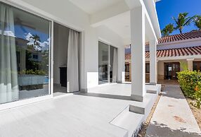 Beachfront 7BR Villa with Pool & Maid