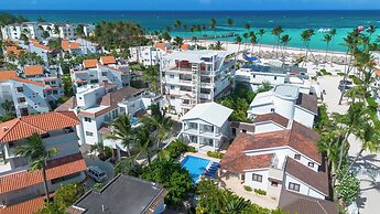 Beachfront 7BR Villa with Pool & Maid
