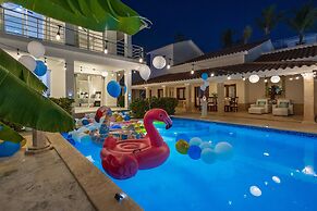 Beachfront 7BR Villa with Pool & Maid