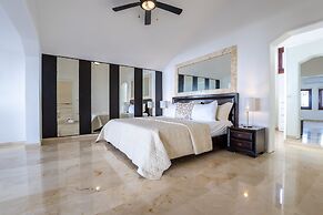 Beachfront 7BR Villa with Pool & Maid