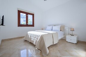 Beachfront 7BR Villa with Pool & Maid