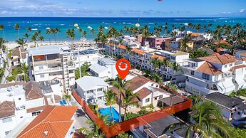 Beachfront 7BR Villa with Pool & Maid