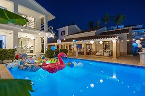 Beachfront 7BR Villa with Pool & Maid