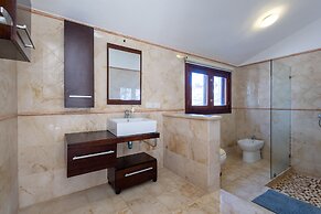 Beachfront 7BR Villa with Pool & Maid