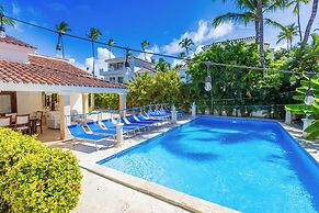 Beachfront 7BR Villa with Pool & Maid