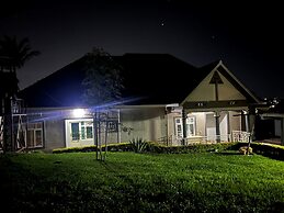 House - Sleeps 8 - Parking - Garden