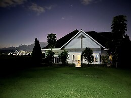 House - Sleeps 8 - Parking - Garden