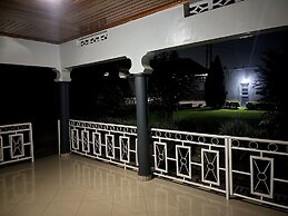 House - Sleeps 8 - Parking - Garden