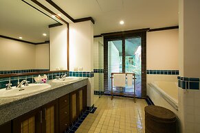 Katamanda Villa Chanti pool with gardens near Kata beach
