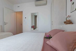 Luminous Flat With Attic With Pool