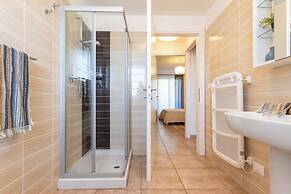 Comfy Apartment With Shared Pool