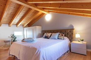 Comfy Apartment With Shared Pool
