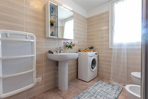 Comfy Apartment With Shared Pool