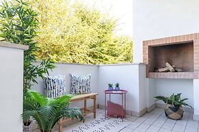 Comfy Apartment With Shared Pool