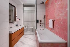 Hilton Dubai Creek Hotel & Residences