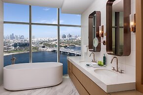 Hilton Dubai Creek Hotel & Residences
