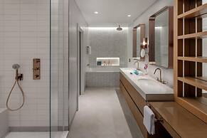 Hilton Dubai Creek Hotel & Residences