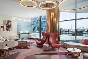Hilton Dubai Creek Hotel & Residences