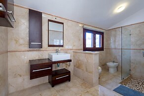 Beachfront 7BR Villa With Pool Maid Los Corales