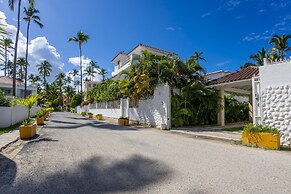 Beachfront 7BR Villa With Pool Maid Los Corales