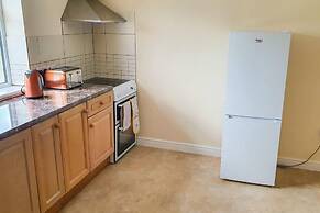 Charming 2-bed Apartment in Stroud