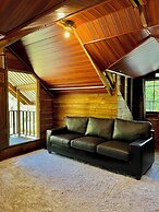 Pine Scape Lodge | Jacuzzi | BBQ | Pool | Mango Hosting