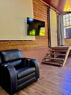 Pine Scape Lodge | Jacuzzi | BBQ | Pool | Mango Hosting
