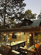 Pine Scape Lodge | Jacuzzi | BBQ | Pool | Mango Hosting