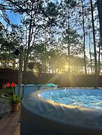 Pine Scape Lodge | Jacuzzi | BBQ | Pool | Mango Hosting
