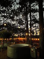 Pine Scape Lodge | Jacuzzi | BBQ | Pool | Mango Hosting