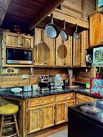 Pine Scape Lodge | Jacuzzi | BBQ | Pool | Mango Hosting