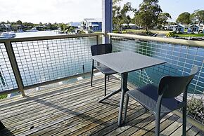 Captains Cove Resort - Waterfront Apartment