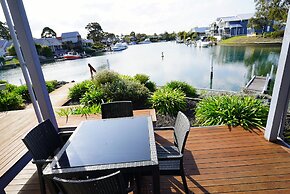 Captains Cove Resort - Waterfront Apartment
