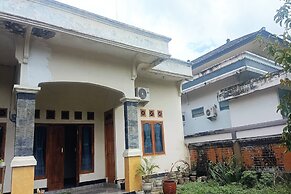 OYO 93425 Homestay Anisa