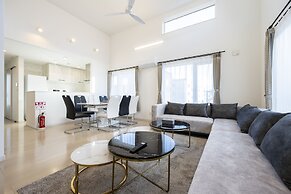 THE LUNA LOUNGE