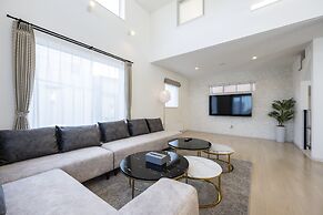 THE LUNA LOUNGE