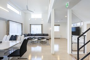 THE LUNA LOUNGE