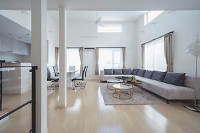 THE LUNA LOUNGE
