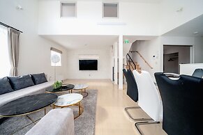 THE LUNA LOUNGE