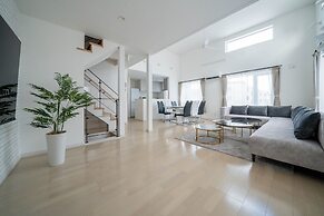 THE LUNA LOUNGE