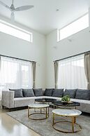 THE LUNA LOUNGE