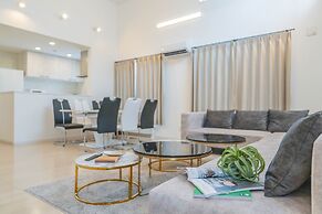 THE LUNA LOUNGE