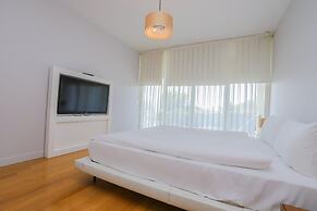 Private Garden Oasis in 4-bed Flat, With Hotel Perks