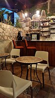 AMINA  Inn