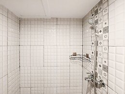 Good Deal And Homey Studio At De Prima Apartment
