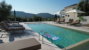 Elpida Luxury Apartments & Suites