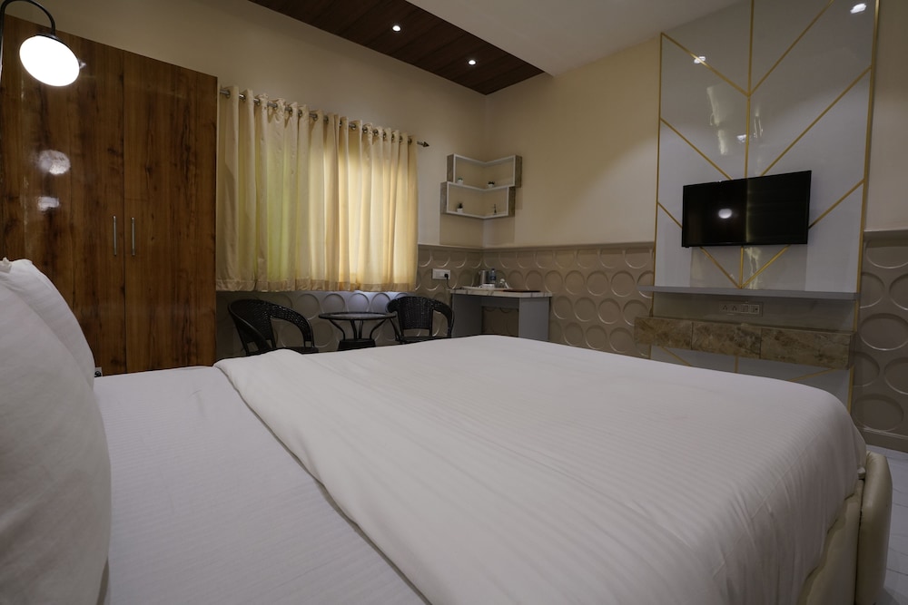 Palm Springs Beach Resort - Gorai