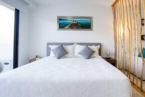 Stylish Studios Pool Near Beach