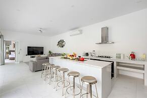 Bougain Villas Salad Beach
