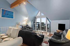 Schooner House - Panoramic Sea Views and Parking